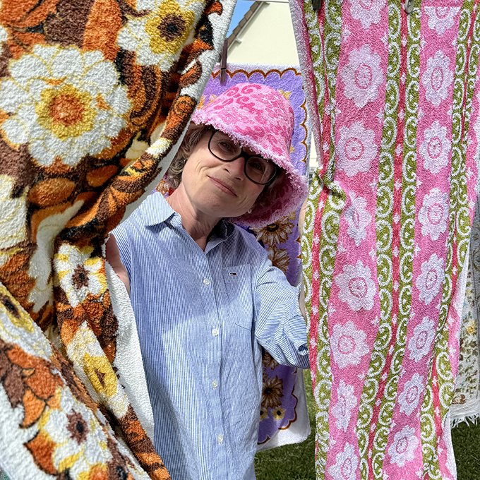 Galurin porté devant des serviettes vintage