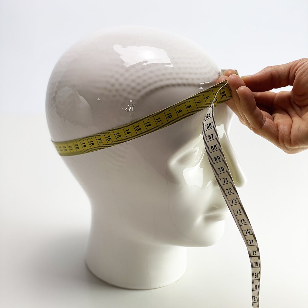 Mesure du tour de tête avec un mètre de couturière