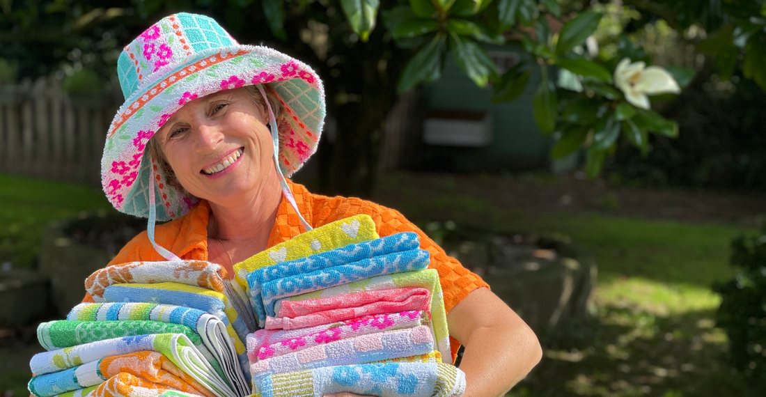 Valérie Elloy, créatrice de Le Galurin, portant une pile de serviettes