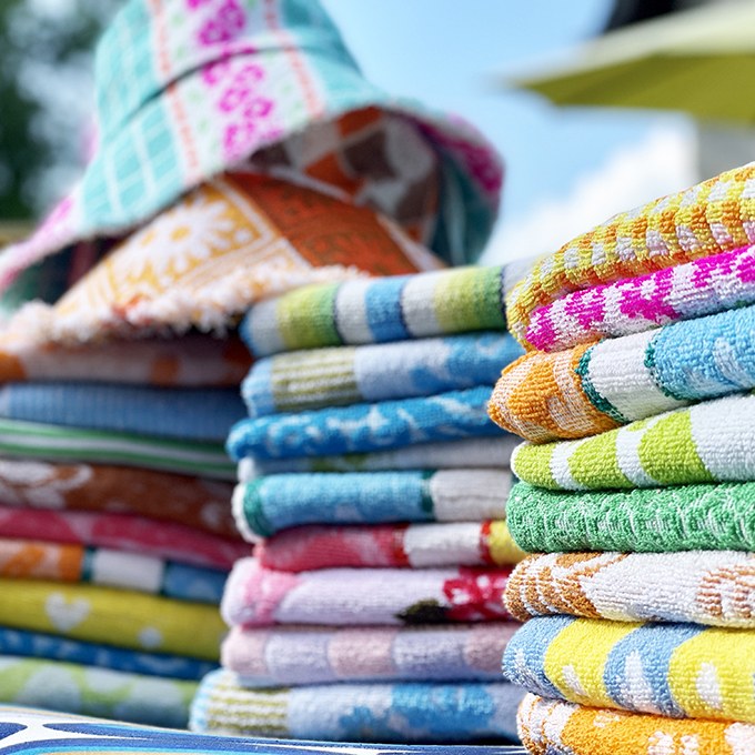 Pile de Galurins et de serviettes colorées